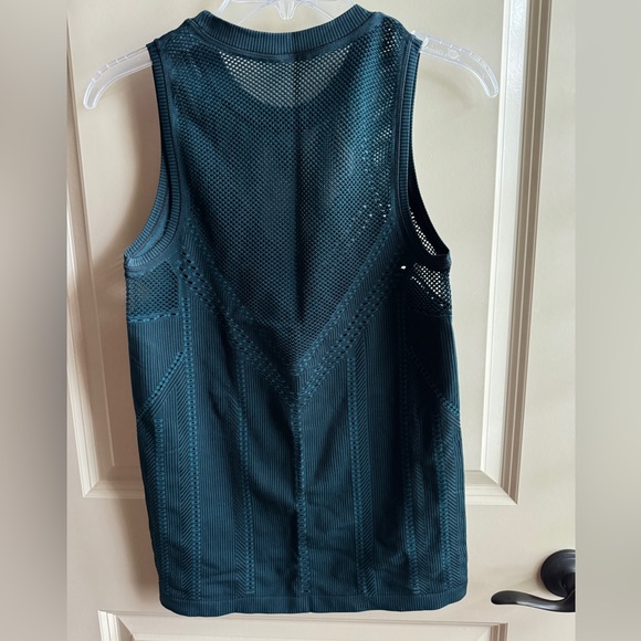 Athleta top, perfect condition. Worn once. - Picture 2 of 2